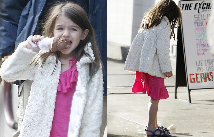 Suri Cruise tem um típico acidente infantil diante de paparazzi