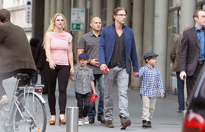 Britney Spears passeia com os filhos em Paris antes de show 