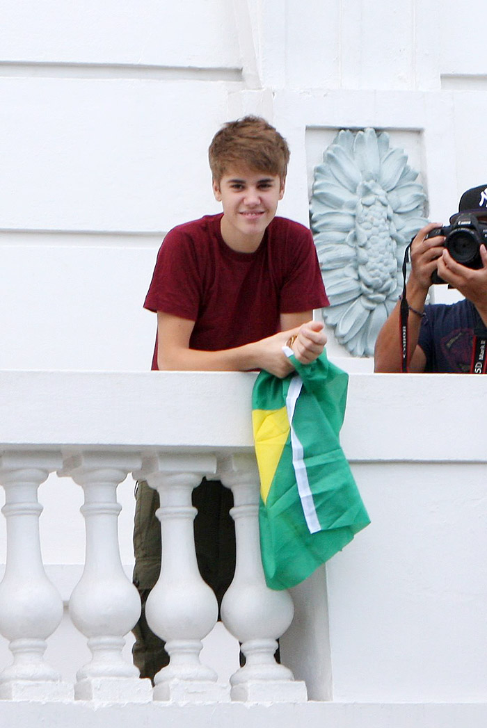 Justin Bieber apareceu na sacada do hotel Copacabana Palace