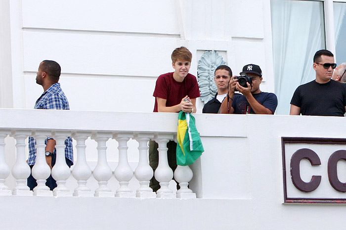 Justin Bieber apareceu com a bandeira do Brasil