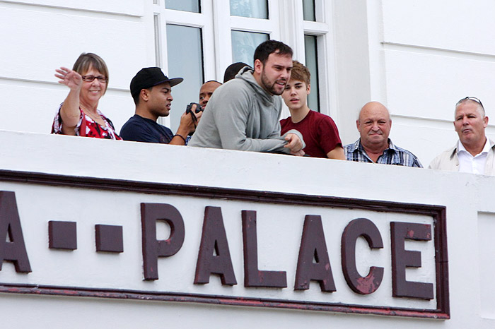 Justin Bieber e sua equipe apareceram na sacada do hotel