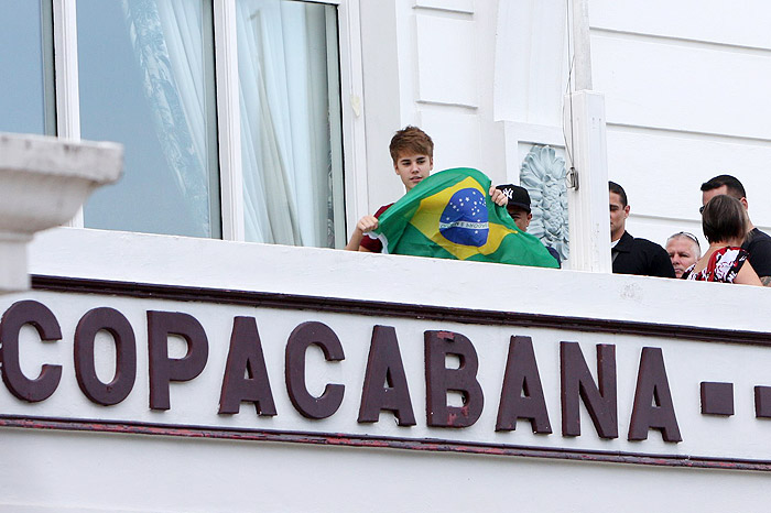 Cantor fez uma homenagem ao país e apareceu com a bandeira do Brasil