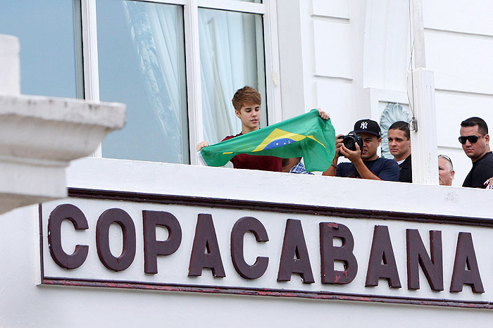 Justin Bieber foi fotografado na sacada do hotel