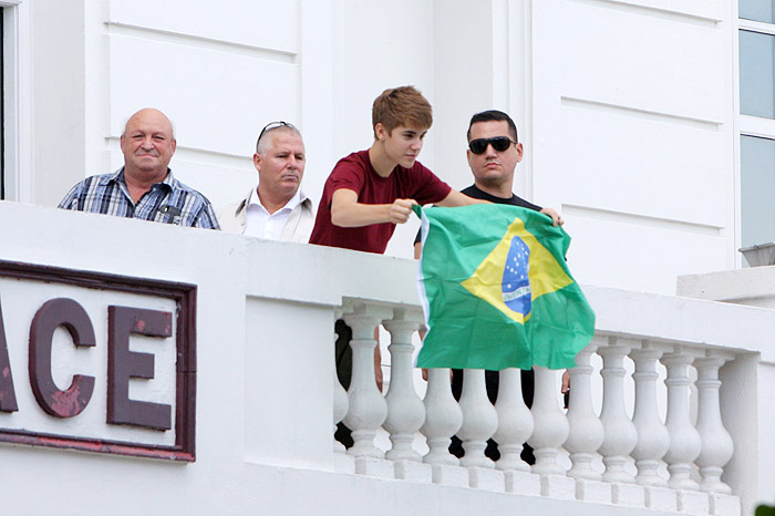 Justin Bieber mostrou a bandeira do Brasil