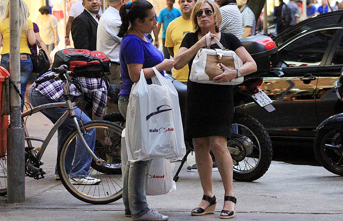 Susana Vieira tira tarde para fazer compras no Rio