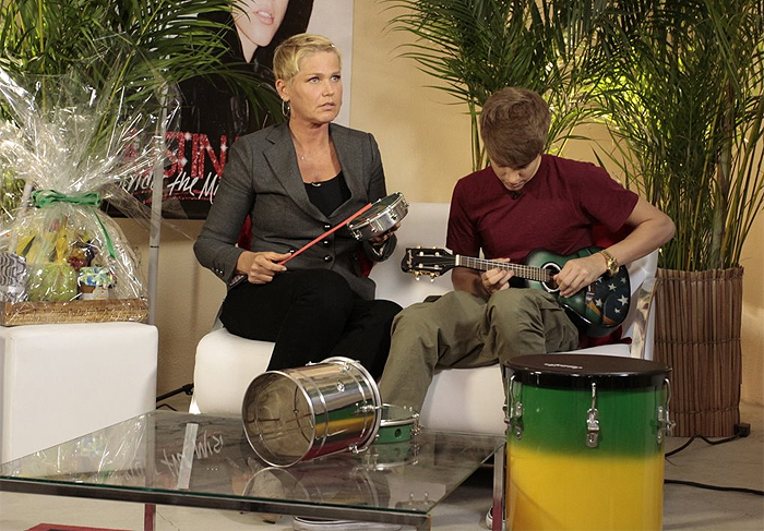 Xuxa faz Justin Bieber tocar samba no camarim