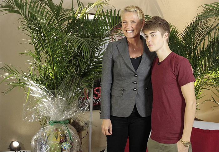 Xuxa faz Justin Bieber tocar samba no camarim