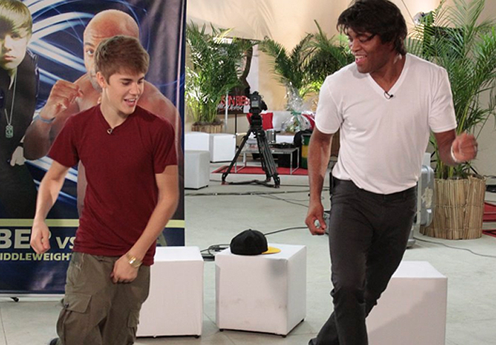 Luciano Huck conversa com Justin Bieber e Anderson Silva