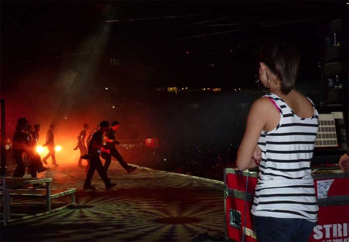 Não vou resistir...momento fofoca: Selena Gomez assistindo ao show do @justinbieber O Fuxico