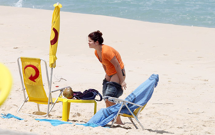 A atriz foi flagrada na praia da Reserva, no Rio de Janeiro. 