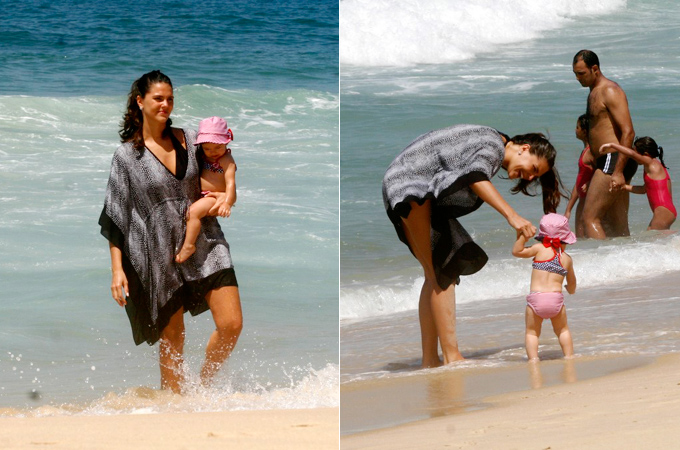 Daniella Sarahyba se diverte com a filha na praia - Edson Teófilo/APhotos