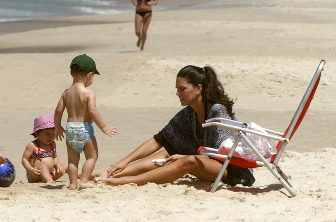 Daniella Sarahyba se diverte com a filha na praia - Edson Teófilo/APhotos