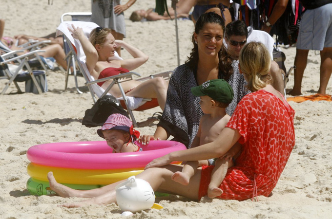 Daniella Sarahyba se diverte com a filha na praia - Edson Teófilo/APhotos