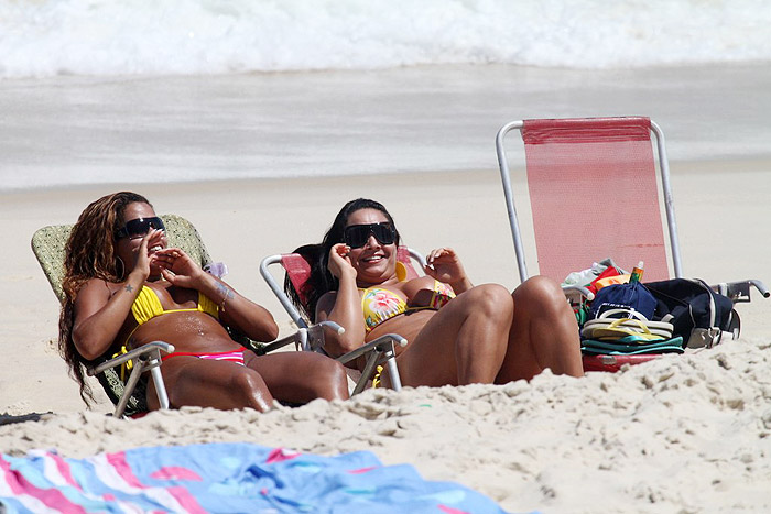 Andressa Soares bateu um papo com a amiga enquanto se bronzeavam