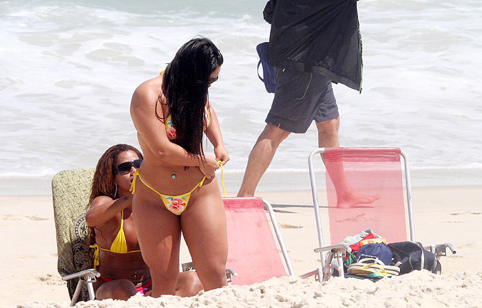 Mulher Melancia mostra suas curvas no praia