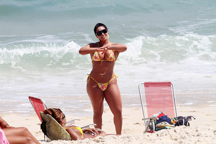 Andressa Soares exibiu as curvas generosas nas areias da praia da Barra da Tijuca