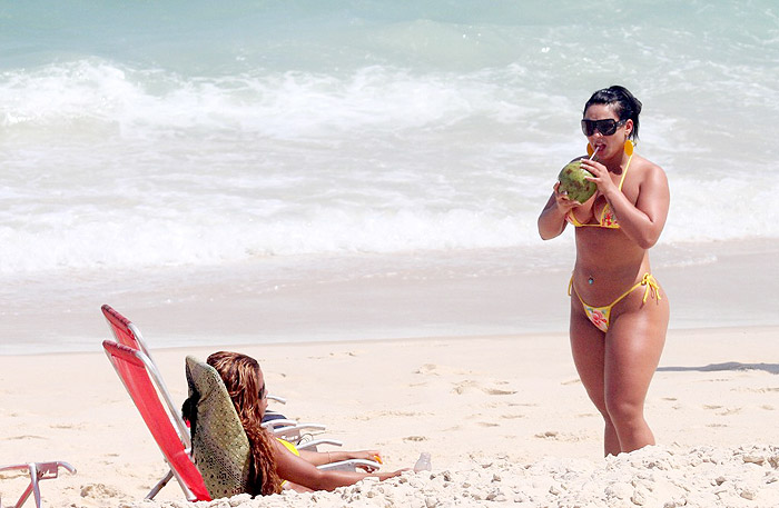 Mulher Melancia se refrescou tomando água de coco