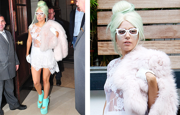 Lady Gaga combina cor dos sapatos com o verde água do cabelo