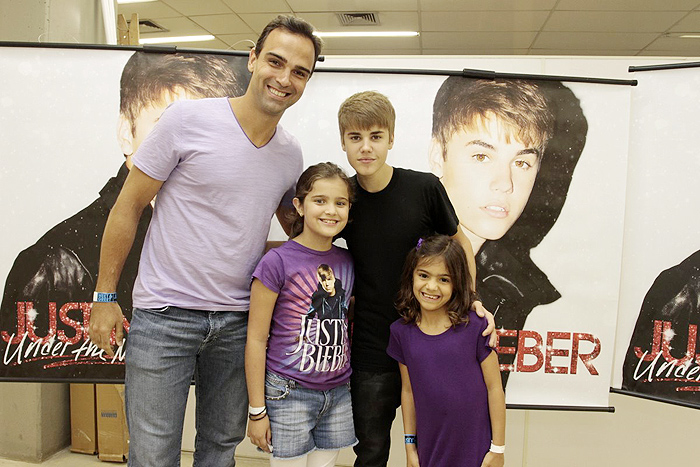 Tadeu Schmidt levou as filhas para conhecer Justin Bieber de perto