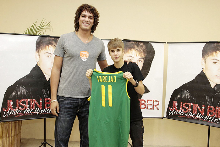 Justin Bieber o lado de Vrejão exibidão a camisa que ganhou de presente .