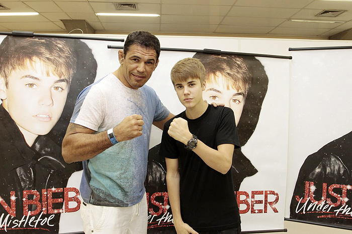 Justin Bieber fez cara de mau ao lado do lutador de MMA Minotauro