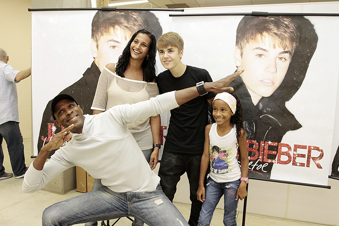 Robson Caetano e a família ao lado de Justin Bieber