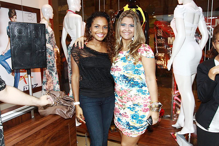 Gracyanne Barbosa e Solange Gomes vão à inauguração de loja