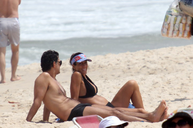  Vladmir Brichta e Eduardo Moscovis curtem praia no Rio - Ag.News