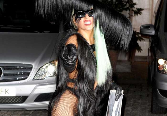 Gaga causa com seu figurino