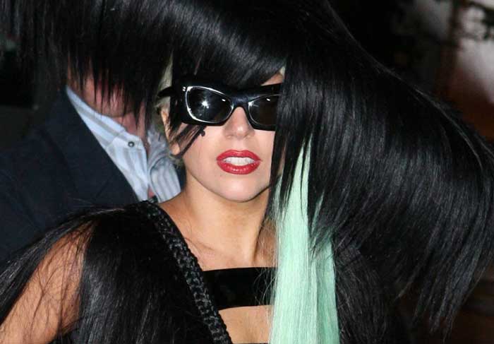 Só no close... Lady Gaga vestida com cabelos negros