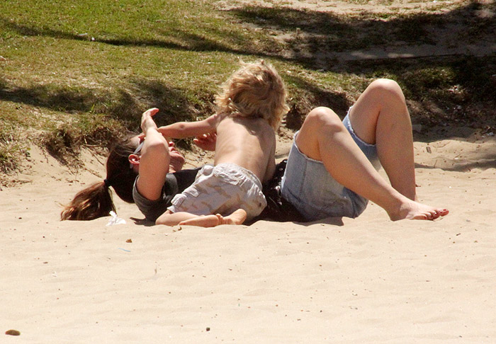 Vanessa Lóes brinca com o filho na praia