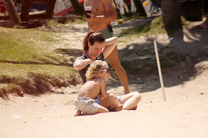 Vanessa Lóes brinca com o filho na praia