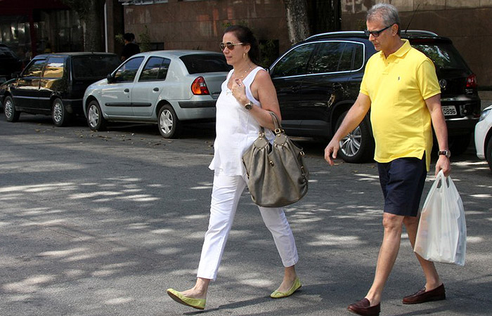Lília Cabral passeia com o marido no Rio de Janeiro