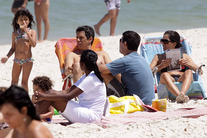 Márcio Garcia curte sábado de sol e leitura na praia