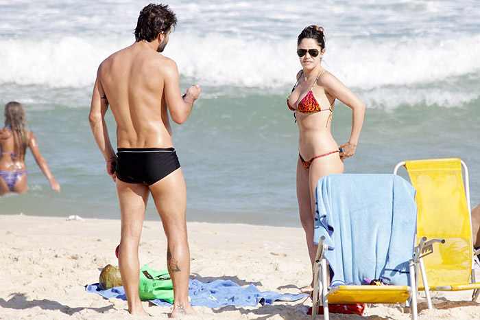 Fernanda Vasconcellos e Henri Castelli aproveitam dia de sol na praia