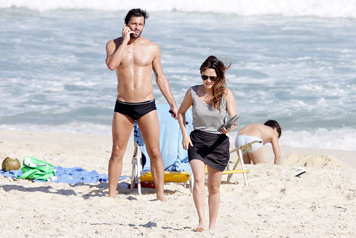 Fernanda Vasconcellos e Henri Castelli aproveitam dia de sol na praia