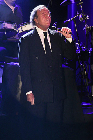 Julio Iglesas cantou seus maiores sucessos