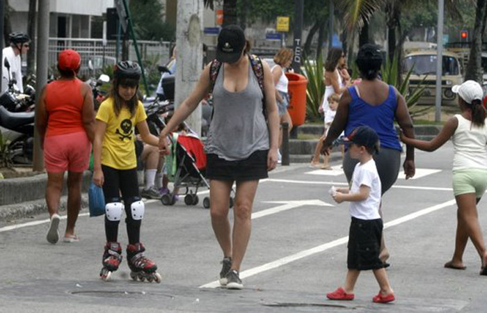 Maria Paula passeia com os filhos pela orla do Leblon, no Rio