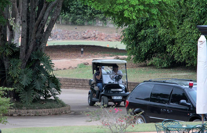 Justin Bieber vai a campo de golfe em Itatiba, mas chove