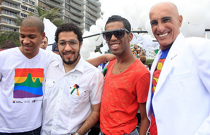 Leandra Leal vai à Parada Gay, no Rio de Janeiro