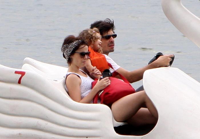 Débora Falabella e Daniel Alvi: passeio de pedalinho O Fuxico Gil Rodrigues/APhotos 