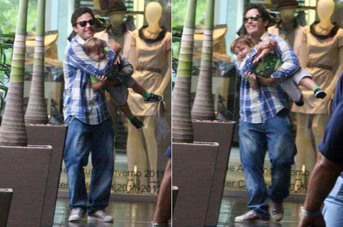 Thiago Rodrigues brinca com o filho em shopping - Ag.News