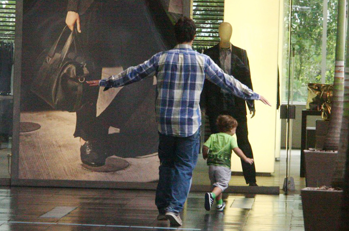  Thiago Rodrigues brinca com o filho em shopping - Ag.News