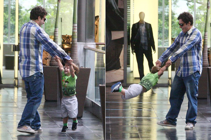 Thiago Rodrigues brinca com o filho em shopping - Ag.News