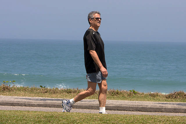 Recuperado, Marcos Paulo caminha pela orla da praia
