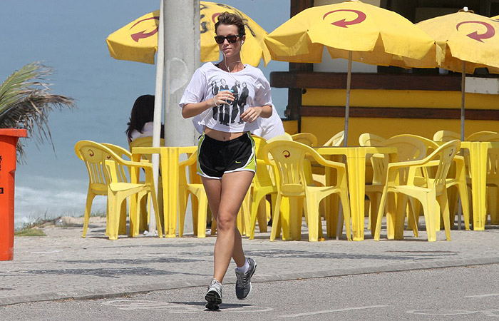 Juliana Didone corre em praia do Rio de Janeiro