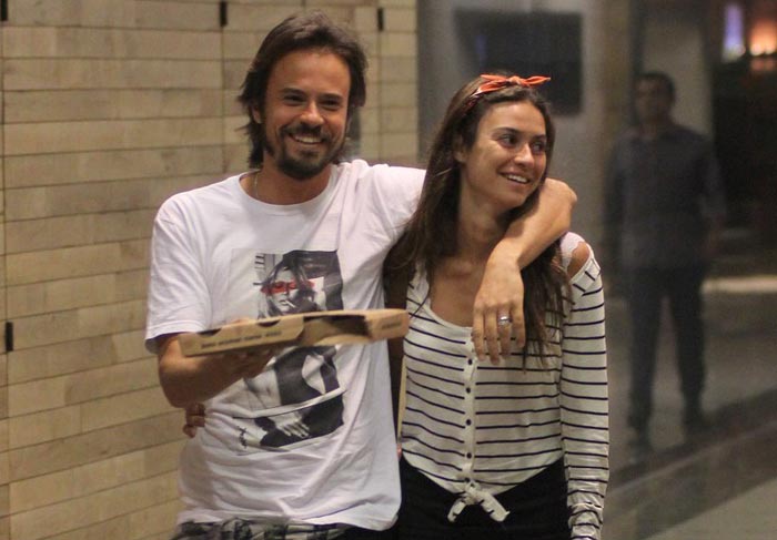 Paulinho Vilhena e Thaila Ayala buscam pizza no shopping Famosos em O Fuxico Foto:AgNews