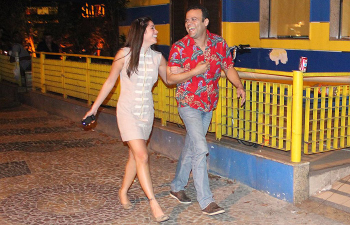 Maria Melilo e Daniel se divertem pelas ruas do Rio 