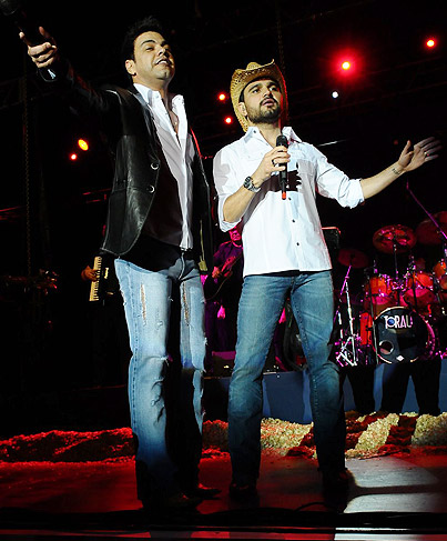Zezé di Camargo e Luciano cantam durante leilão de gado em São Paulo