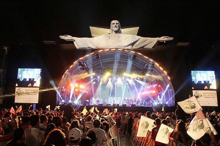 Sandy, Alexandre Pires, Elba e Zeca Pagodinho cantam para o Cristo Redentor.